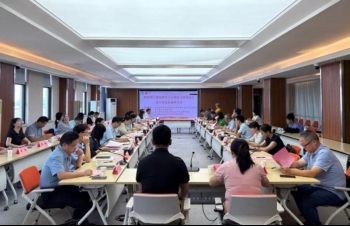 会议室里的人们
AI 生成的内容可能不正确。